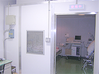 検査室の画像です。ベッドと医療用器具が配置されています。