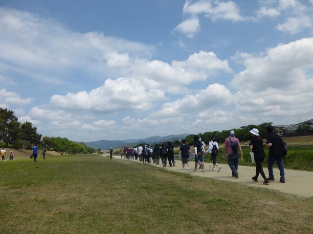 写真２　賀茂川沿いを植物園に向けて歩く様子