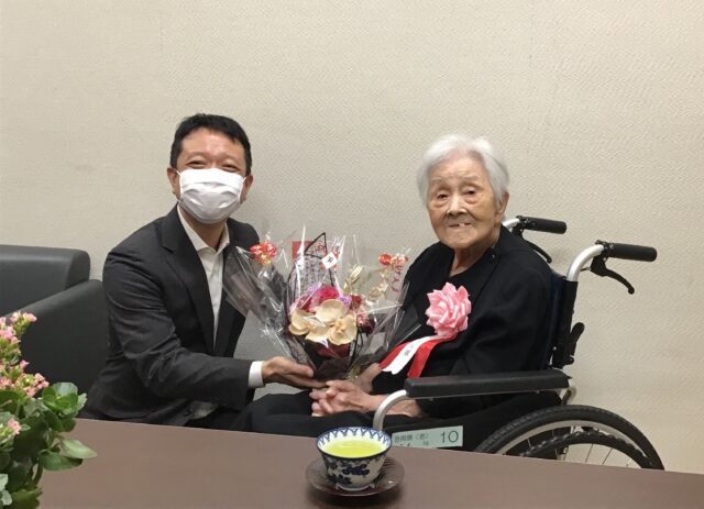京田辺市内最高齢のご利用者様をお祝いしました