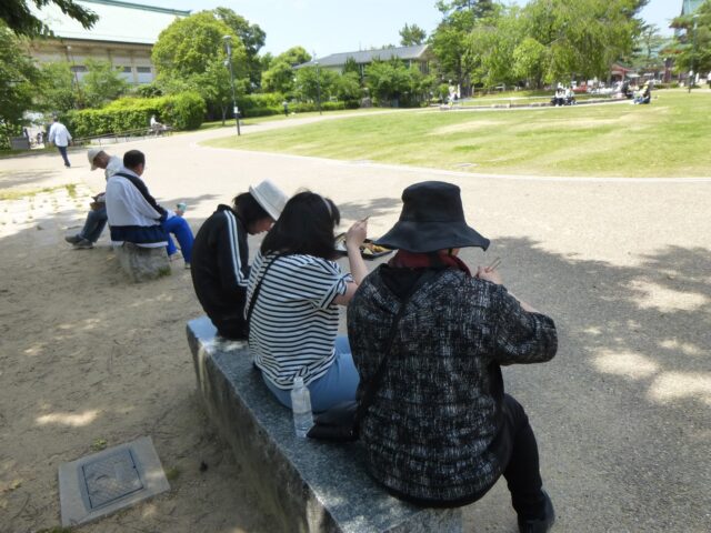 写真10　岡崎公園での食事の様子